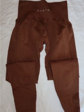 NVGTN SEAMLESS LEGGINGS
size small
Brown